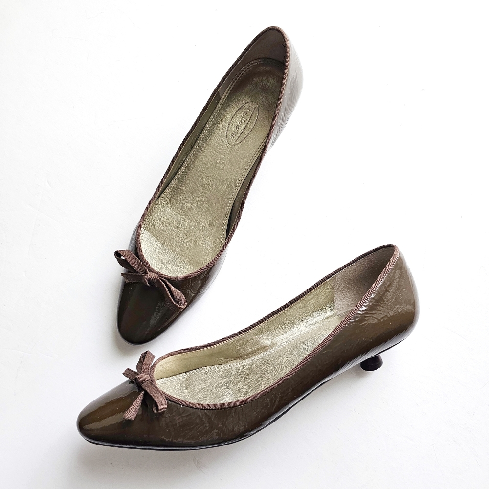 Vintage Talbots Patent Leather Bow Olive Flats Low Kitten Heel Shoes Size 8.5 B